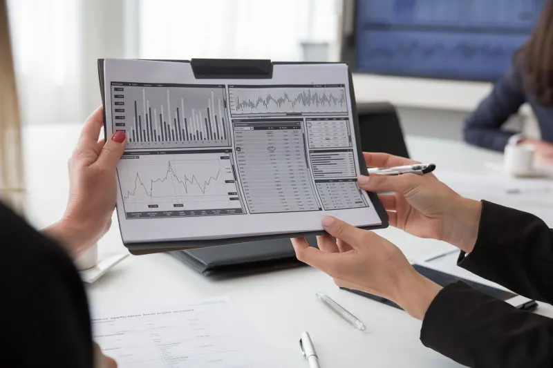 Scaling Smart in 2024: How Mid-Market SMEs Are Growing Without Drowning in Debt